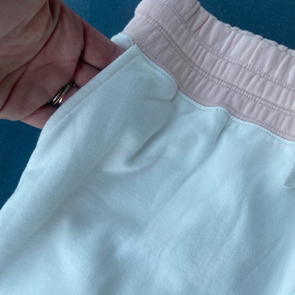 Cute and SUMMERY☀️🌴🌊SPLENDID shorts! White "sweatshirt"material w/pink trim!! - Picture 10 of 12